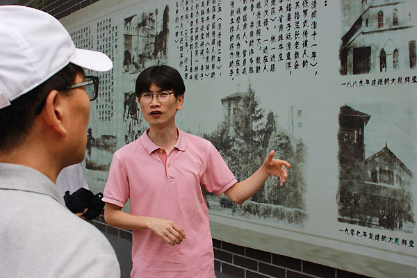 삼양 동관교회 앞에서 안내판을 해석해주고 있는 박영춘 팀장. ⓒ복음과상황 오지은