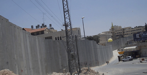 서안 아부디스(Abu Dis)에 세워진 분리장벽 (사진: 위키미디어코먼스)