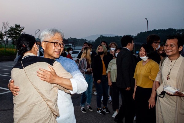 출소한 궁중족발 김우식 사장이 마중 온 연대자들을 맞이했다. (사진: 박김형준 제공)