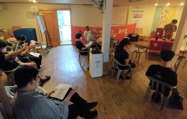 지난 7월 6일 궁중족발과 함께한 옥바라지선교센터 예배 현장. (사진: 옥바라지선교센터 제공)