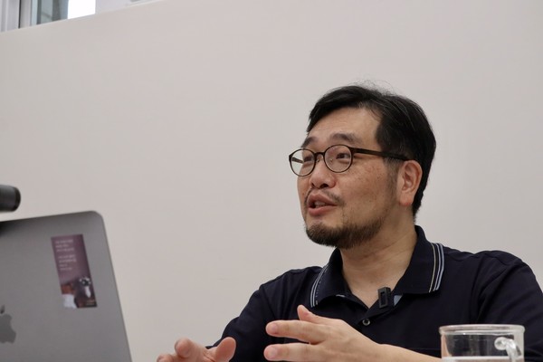 "‘변혁자 그리스도’라는 말로 대표되는 세계관 운동은 세상 속의 변혁을 추구하는 운동인데, 한국에서 이 운동이 시작된 지 수십 년이 지나 는 지금, 기독교가 사회를 변화시키기보다는 사회의 영향을 받아 지배 주의적이고 권력주의적인 한계가 드러나는 위험성을 포착하게 되었다. 이런 배경에서도 세계관과 평화학의 접목은 의미 있는 실험이 될 것 같다. 세계관과 평화학을 접목한 목회학 과정은 한국 최초가 아닐까 생각 한다. 평화학이라고 하면 한반도 상황 같은 거대 이슈도 있겠지만, 일상의 모든 층위에서 이뤄지는 관계적 갈등도 빼놓을 수 없는 중요한 주제로 다루게 된다." (이하 전성민 VIEW 원장) ⓒ복음과상황 정민호