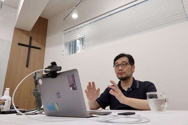 "500년 전 중세 유럽의 그리스도인들이 21세기 한국의 그리스도인들 이 신앙생활 하는 모습을 보면 뭐라고 할까? ‘저들이 정말 그리스도인이 라고?’ 반문하지 않을까? 기독교는 각 시대마다 독특한 모습으로 오늘에 이르고 있다. 초대교회를 기준으로 생각할 때, 오늘날 2천 명이 스크 린을 보면서 드리는 예배는 과연 예배라고 할 수 있을 것인가? 어느 시대든 교회는 그 시대와 상황에 맞는 신앙생활 양식을 찾고 적용할 것이며, 하나님이 이를 통해 당신의 백성들을 이어가시지 않을까 싶다. 그렇기에 변화를 두려워하거나 터부시하지 않았으면 한다. " ⓒ복음과상황 정민호