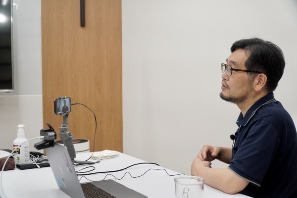 "말로는 교회는 건물이 아니라고 하지만, 오랫동안 교회 공간, 건물 안에 들어가서 예배드려왔기 때문에 ‘교회는 건물’이라는 의식이 이미 몸에 배고 내재되어 있지 않나. 그런데 줌으로 연결되면 화면에 보이는 건 한 사람 한 사람의 모습뿐이다. 정말 교회는 사람이구나 하는 것을 생생하게 느꼈다. 전에는 교회당에 가면 예배시간에 목사님 얼굴만 보이고 나머지는 거의 뒷모습만 보게 되어 있는데, 스무 명이 한 화면에서 모두 얼굴을 마주하니까 정말 성도의 교제를 누리는 느낌이었 다. 줌으로 하면 목사님도 N분의 1이다. 한국교회는 목회자를 중심으로 판옵티콘 구조에 가까운데, 줌으로 예배드리면 그 구조가 깨질 수밖에 없다." ⓒ복음과상황 정민호