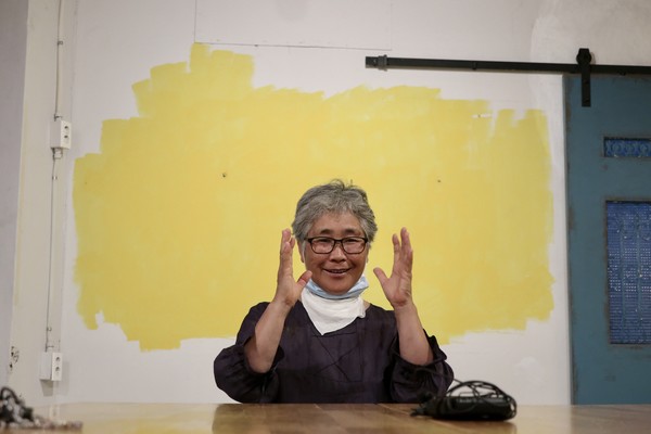 "지금 남아있는 그룹, 활동가 중에는 개신교인들이 많다. 아마 마을 주민들은 연대하는 사람들이나 활동가들을 이해하기 어려울 것 같다. ‘저들은 어떻게 먹고사나, 뭐 때문에 여기 와 있나’ 궁금해할 것 같다. 그러나 예수를 믿는 사람들은 확신이 있지 않나. 생명과 평화는 결코 무기로 지켜질 수 있는 게 아니라는 확신 말이다. 그래서 몇몇 주민들은 우리를 굉장히 깍듯하게 대한다. ‘우리가 싸워야 할 일을 저들이 대신 싸워주니까 욕하면 안 된다’면서 우리를 변호해주는 주민들도 있다." (이하 정선녀 공소회장) ⓒ복음과상황 정민호