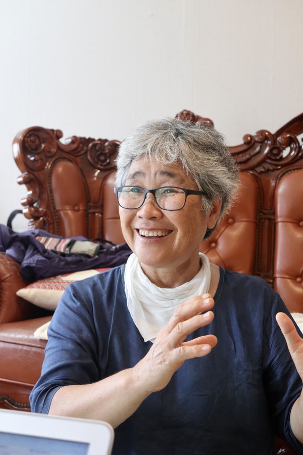 "그렇게 1조 원 이상이 투입된 해군기지 안에 있는 크루즈터미널엔 크루즈선이 딱 두 번밖에 들어오지 않았다. 그것도 하루도 안 되는 시간 동안 머물렀는데, 강정마을에는 아무런 경제적 이익이 되지 않았다. 관리하는 데만 해도 몇십 억 원이 들어가는 크루즈터미널이 제대로 역할을 하는 건지 모르겠다. 크루즈선이 들어올지도 알 수 없는 곳에 또 큰돈을 들여 수리를 하고 있다. 그 돈이 다 낭비되고 있다. 그밖에도 정부 지원 사업이 현금이 아니라 철근 등 자재로 들어오는데, 그것도 관리가 소홀하다. 하천 정비작업에 들어가는 철근들이 썩어가고 있고 공사도 중단되었다. " ⓒ복음과상황 정민호