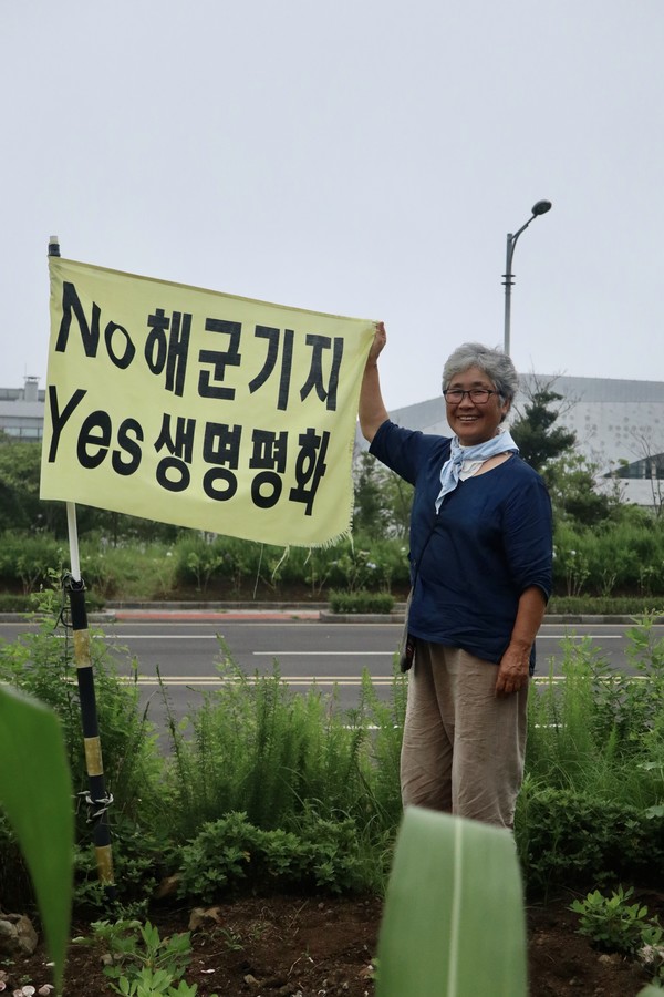 "2020년 1월 정기총회에서 ‘향약’이 만들어졌는데 ‘2007년 이전에 이곳을 본적지로 둔 사람만 마을 주민으로 인정한다’는 내용이었다. 이건 2007년 이후에 강정으로 이주해온 사람들이나, 여기 거주하면서 활동하는 사람들의 주민 자격을 박탈하는 일이었다. 그날 회의가 끝난 뒤 마이크를 잡았다. 내가 제주 사람인 것이 부끄럽다고. 후손들이 보면 여러분들이 지금 선택한 결정은 대단히 수치스러운 일이라고, 내가 목소리를 높였다." ⓒ복음과상황 정민호