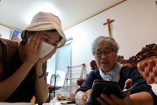 "강정은 태풍경보가 아니라 주의보만 내려도 배들이 다 피하는 곳이다. 지리적으로 태풍이 오는 입구라 그렇다. 그래서 방송사 기상캐스터들이 태풍이 올 때마다 여기 와서 바다를 보면서 중계하는 걸 볼 수 있다. 그런데도 이곳에 해군기지와 크루즈터미널이 들어선 것은 자연을 거스르는 결정이다. 환경영향 평가도 잘못되었다. 강정 바다는 남방큰돌고래와 맹꽁이, 붉은발말똥게, 제주새뱅이 등 정부 지정 보호 종들이 살던 곳이었다. 군기지 공사 이후 조류 변화로 그들의 터전이 위협받고 연산호 군락은 대부분 폐사했다. 잘못된 일은 진상규명이 필요하다." ⓒ복음과상황 정민호