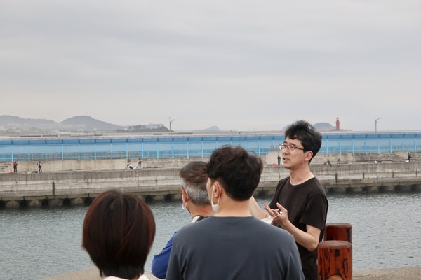 "그런데 그런 찬양을 그토록 부르고 훈련을 받고 가는 청년들이 가까이에 있는 이 강정을 한 번도, 한 명도 안 왔다는 얘기였어요. 도대체 한라에서 백두까지 하나님 나라가 임하게 해달라고 찬양을 하면서 정작 그 노랫말의 시작점인 한라(제주)의 남쪽 끝 이 강정 땅에서 평화가 깨지고 국가 폭력으로 숱한 사람들이 아우성을 치는데 어떻게 한 명도 오지 않는가, 반문하신 거죠. 제 얘기는, 우리가 고백하는 신앙이 피해갈 수 없는 현장들이 있다는 겁니다. 우리가 이야기하는 평화, 팔복 가운데 ‘화평케 하는 자는 복이 있다’는 예수님 말씀을 믿는 자들이 외면할 수 없는 현장이 있다는 거죠. 최소한 강정이 바로 그런 현장 가운데 하나 아닌가 해요. " ⓒ복음과상황 정민호