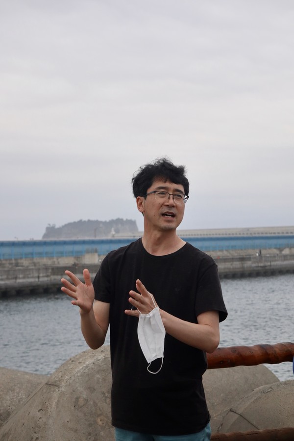 "반대 측 주민들의 활동이 이미 끝난 것처럼 보이는 지금, 처음엔 반대였다가 어쩔 수 없이 침묵으로 찬성 측에 동조하신 분들의 마음의 상처는 여전히 치유가 안 된 걸로 보여요. 엄청난 패배감과 상처가 그대로 남아 잠복해 있는 거죠. 그래도 예전에는 그걸 표출했어요. 반대 투쟁을 하면서요. 지금은 전부 안으로 누르고 사시는 거고요. 그렇다고 찬성 측 주민들과 화해가 되었냐 하면 그것도 아니에요. 여전히 서로 거리가 있고, 마을의 관혼상제 의식들은 제대로 작동하지 않는 상황이에요. 그렇기에 강정을 위해 기도할 때 가정 먼저는 주민들의 마음의 상처와 아픔, 분노와 패배감, 서로에 대한 미움과 증오 등 깊은 ‘쓴뿌리’들이 치유되게 해달라고 기도해주시면 좋겠어요. 다음으로는, 비록 군사기지가 이미 들어섰지만 그럼에도 전쟁을 반대하고 평화를 소망하는 의지와 행동, 기운이 꺾이지 않게 해달라고, 강정에서 경험한 평화의 가치와 소망이 전 세계로 흘러가게 해달라고 기도해주세요. " ⓒ복음과상황 정민호