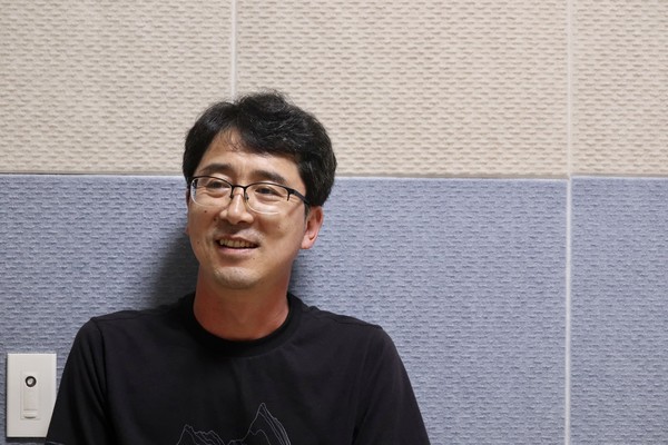 "사실 저는 현장에 갈 때마다 우리가 어떻게 느끼고 우리에게 어떤 의미가 있느냐보다는, 우리의 연대와 활동이 여기 계신 분들에게 어떤 의미가 되고 어떤 힘을 줄 수 있느냐를 더 중요하게 생각해왔어요. 그래서 참가자들에게는 늘 원성을 듣는 편이지만, 마을에 계신 지킴이들에게 큰 위로가 된다면 그것만으로 충분히 감사하고 있어요. 원래는 제주평화순례가 끝난 다음주에 ‘생명평화대행진’을 하는데, 강정을 계기로 전국에서 오신 분들이 함께 모여 일주일 동안 제주를 한 바퀴 돌면서 강정 이슈와 제2제주공항건설 등의 문제를 알리는 굉장히 큰 행사거든요. 올해는 코로나 때문에 그 행사도 하지 않기로 했기 때문에 그만큼 이번 평화순례단의 방문은 짧은 일정임에도 지킴이들에게 큰 힘이 되지 않았을까, 그런 점에서 어느 해보다 더 의미 있는 시간 아니었을까 생각합니다. " ⓒ복음과상황 정민호