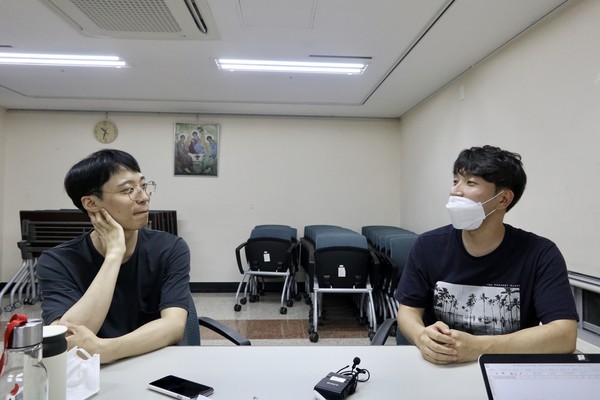 "사람 때문에 힘들다가도 사람 때문에 기운을 얻을 때가 있다. 작년에 개혁연대가 청년들을 위한 기도회를 열었다. 기도회 이틀 전에 밥 먹고 나가려는데 어머니가 계란으로 바위 치기 아니냐고 하시더라. 맞다고 하니까 “그러면 바위에 던질 계란은 남아있어?” 물어보셨다. 계란이 남아있나, 그 생각이 계속 들었다. 그런데 청년들을 위한 기도회를 진행하면서 청년들이 교회에서 상처받았던 이야기들, 공감 가는 이야기들을 듣고 나니 계란 한 판이 다시 채워지는 느낌이 들더라. ‘이 일이 필요하구나. 누군가는 교회를 포기했지만 또 다른 누군가는 아직 교회를 포기하지 않았기 때문에 돕는 사람이 필요하겠구나.’ " (개혁연대 박세범 간사) ⓒ복음과상황 정민호