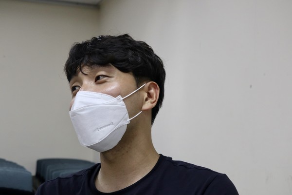 "지금 청년들은 개혁연대가 다뤄온 교회 문제들, 세습이나 재정횡령 같은 이슈를 넘어서서 젠더 문제나 성소수자 담론 등 다른 새로운 이슈에 대해 이야기를 하고 있다. 하지만 그들이 고민하는 이슈들은 적어도 교회를 상대하는 기독단체에서는 다루기가 상당히 어렵다. 교회는 젠더 이슈보다는 지금 당장 사탄에게 교회가 넘어가느냐 마느냐가 이슈니까. 분쟁이 생긴 교회의 담임목사를 지지하는 장로님들의 경우, 담임목사를 반대하는 성도들은 모두 사탄으로 규정한다. 그런데 청년들은 이런 교회 상황을 잘 모른다. 장로님들이 부끄러운 일을 뭐 하러 알려 주냐고 어른들끼리만 공유한다. 청년들과 아이들은 아무 상황도 모르는 채 어른들끼리 싸우는 모습만 보게 되는 거다. 결국 청년들이 교회에 대해서 무관심해질 수밖에 없다고 생각한다." (개혁연대 박세범 간사) ⓒ복음과상황 정민호