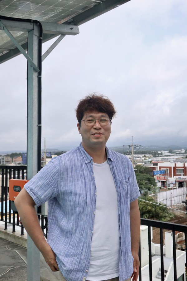 "제주평화순례 같은 경우는 재작년에 오기 전까지는 강정에 와서 이렇게 하는 게 어떤 의미가 있나 싶었다. 기질상 회의감부터 드는 성격이기 때문에 더 그랬다. 성서한국에서 일하면서도 마찬가지였다. 하지만 이곳에 와서 활동가들, 마을 주민들의 얼굴을 보고 나면 그런 생각이 어리석었다는 마음이 든다. 몸이 멀어지면 마음이 멀어질 수 있는데, 단체 활동가 입장에서는 현장에 상주하시는 분들에 대한 미안함이 있다. 2년마다 모여서 함께하는 게 여러 의미를 다지게 하는 것 같다." (이하 성서한국 송지훈 간사) ⓒ복음과상황 정민호