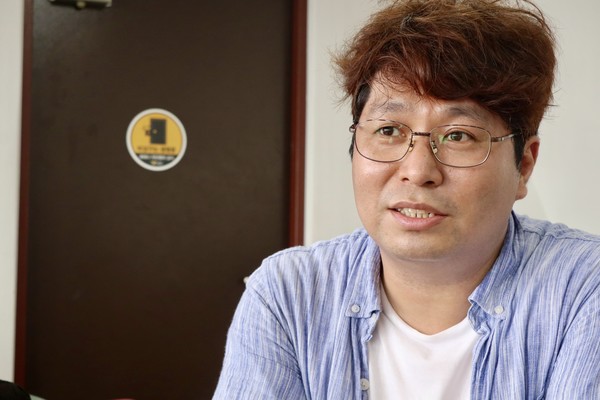 "실무자들과 임원들 간의 갭이 있을 수밖에 없다. 이를테면 실무자들은 이런저런 아이디어를 내고 에너지를 쏟지만, 이사들과 임원들은 적정선을 유지해야 하는 입장이다. 업무뿐 아니라 업무 환경, 직장 내 관계 등이 다 얽힌 복잡한 문제라서 해결이 쉽지 않다. 개인적으로는 실무자들의 책임과 권한이 많아지는 방법밖에 없지 않을까 싶다. 지금처럼 안전하게 조심조심 조직을 꾸려가기만 하면, 완만한 하락세를 이어갈 것이다. 교회든 윗분들이든 조직과 단체의 획기적 전환을 시도해보고 싶다면 실무자들을 잘 키워내면 좋겠다. 물론 그게 쉽지 않다. 돈이 드는 일이라…." ⓒ복음과상황 정민호