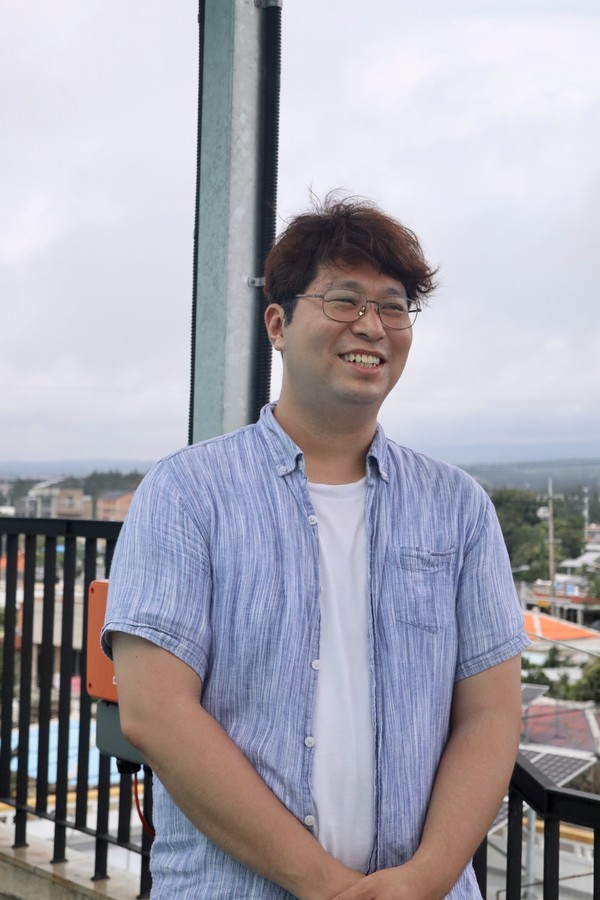  "활동가라는 인식보다는 직업인으로 스스로를 규명하고 있다. 뜨거운 소명이나 의식을 앞세우기보다는 페이를 받고 일을 하는 거니까. 받는 만큼 일을 해야 된다고 생각한다. 그 동력이 절대 가볍지 않다. 특히 기독 진영에서는 소명이나 자의식이 과잉된 모습보다는 직업인으로 충실한 것이 더 필요하지 않나 싶다. 물론 활동가라고 부르기에는 쑥스러운 것도 있다. 영어로 하면 ‘액티비스트(activist)’니까. 그보다는 스스로를 행정 간사로 여기고 있다." ⓒ복음과상황 정민호