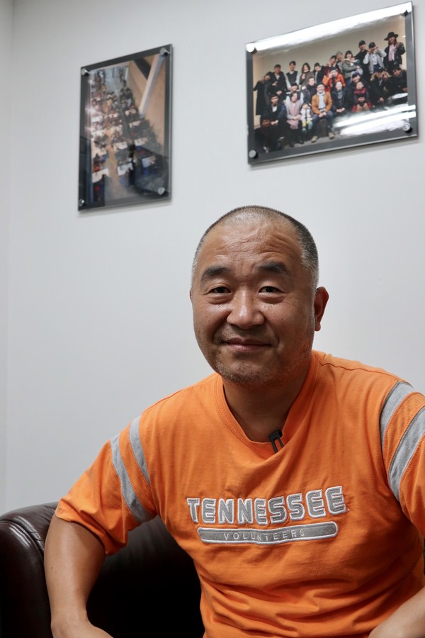 "내가 하고 싶은 것만 하고 하기 싫은 일은 안 하면 예수님이 기뻐하실까? 원치 않는 고난이나 훈련은 회피하면서 예수쟁이로는 살고 싶다고 하는 이들이 있는데, 그게 가능한지 난 모르겠다. 가난한 사람들, 소외된 사람들, 고통받는 사람들과 함께 살아가는 훈련만이 예수쟁이라는 하나님 나라의 ‘요원’이 되는 길이라 생각한다. 나만의 평화와 사랑을 이야기하는 것은 적어도 기독교적인 것은 아니다. 그걸 좇으려면, 차라리 굿을 하는 게 낫다. 예배가 굿이 되지 않아야 한다." ⓒ복음과상황 정민호