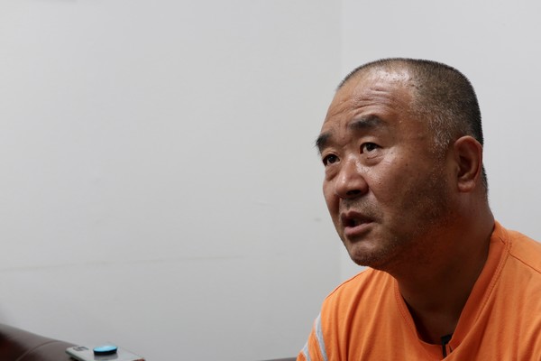 "주변 이웃들이 바하밥집 때문에 불안하면 안 된다고 생각한다. 메르스 때처럼 단체 배식은 부득이 중단하고 거리로 나가 빵이나 김밥과 함께 손 소독제와 마스크 나눠드리는 일들을 계속 해왔다. 그러다가 사랑제일교회 집회 이후 성북구에서 3단계에 준하는 행정명령이 떨어졌다. 9월 7일까지는 10명 이상 모이는 건 무조건 금지한다는 거다. 그래서 1차로 9월 8일에 노숙인들을 직접 찾아가서 음식과 방역용품을 나눠주는 게릴라 배식을 재개하려 한다." (이하 바하밥집 김현일 대표) ⓒ복음과상황 정민호