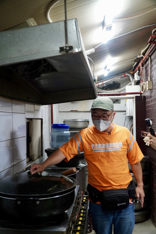 코로나로 현장 배식이 멈춘 바하밥집의 부엌 내부 ⓒ복음과상황 정민호