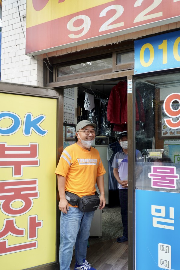 인터뷰 후 동네 거리와 주민들을 소개하는 김현일 대표 ⓒ복음과상황 정민호 