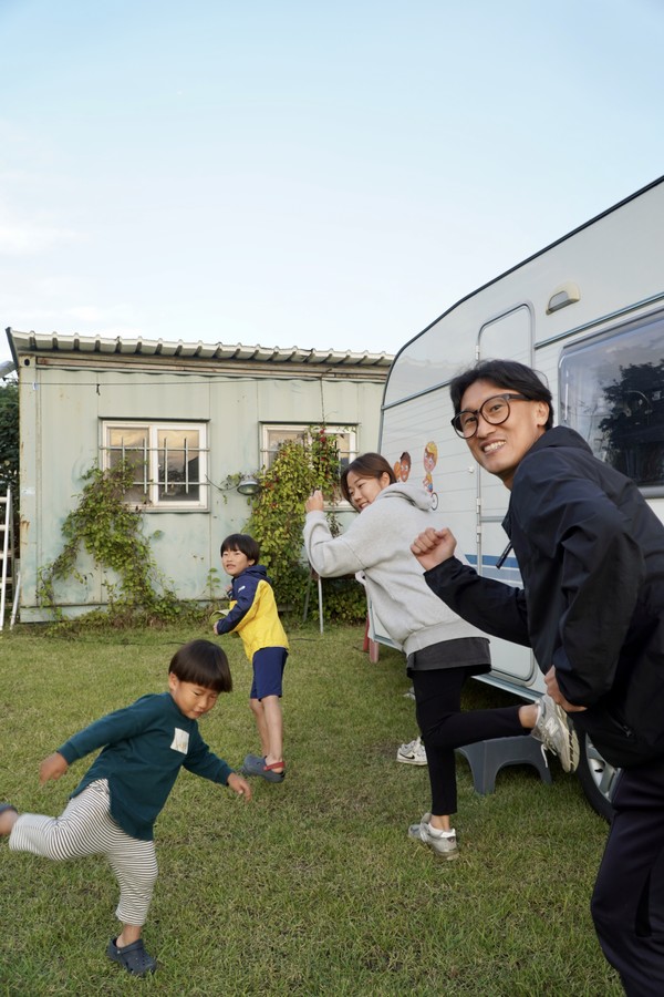 "경력도 10년 넘었고, 팀장도 몇 년 하고, 새 아이템이나 사업도 보였다. 너무 잘 적응해서 조금 과장하면, 가만히 있어도 월급이 나오는 느낌? 그런데도 그만둬야겠다고 생각한 이유는 일을 해도 그만, 안 해도 그만이어서였다. 한마디로 미련이 없었다. 아내 영향도 컸다. 아내도 같은 직장에서 일을 하고 있었기 때문에, 내가 육아를 전담하면 되겠다 싶었다. 내가 팀장이라는 이유로 아내만 두 번 육아 휴직을 했는데, 아내에게 불공평하다고 생각했다." (이하 임현성 독자) Ⓒ복음과상황 정민호