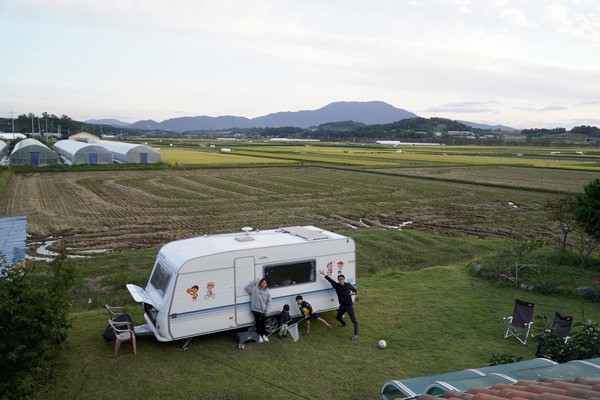 임현성 독자가 이사한 집(위)와 카라반(아래) Ⓒ복음과상황 정민호