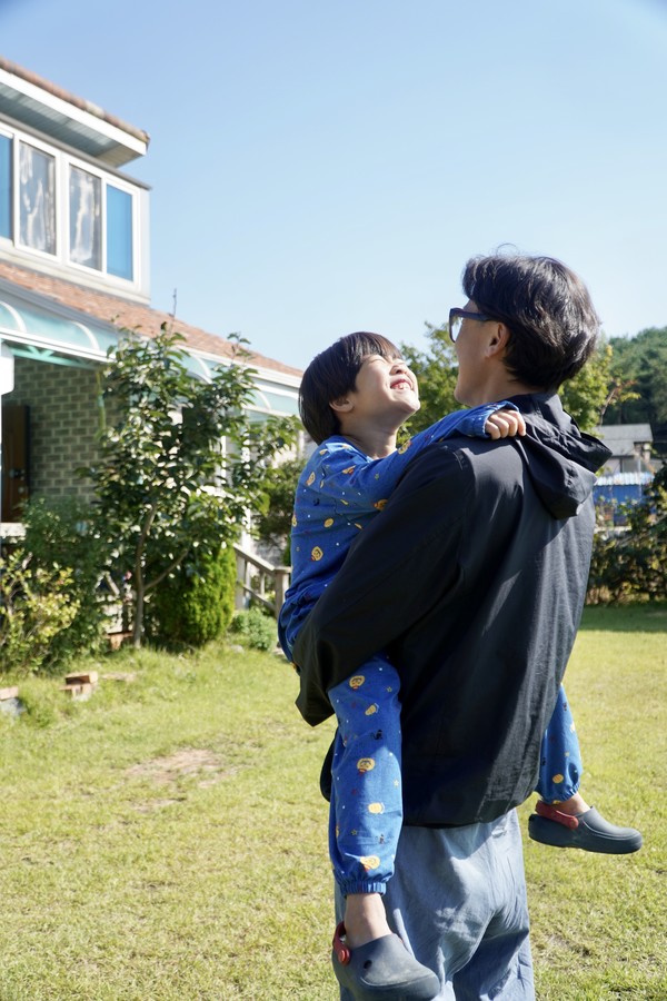 "성인 발달장애인을 돌보는 부모의 스트레스는 엄청나다. 쉽게 비유하자면, 세 쌍둥이 아이를 키우는 것과 같다. 샤워를 시켜도 세 번, 밥을 먹여도 세 번…. 24시간 돌봐야 한다. 부모는 직장을 가질 수도, 취미 생활을 할 수도 없다. ‘여섯 살 지나면 괜찮겠지? 스무 살 지나면 괜찮겠지?’ 희망을 품지만 60세 넘어도 그대로인 경우가 많다. 극단적인 선택을 하는 부모도 적지 않다. 국가책임제 이야기가 나오는 맥락인데, 사회문화적으로 정착되려면 오랜 시간이 걸릴 것 같다. 부모 홀로 감당할 수 없는 일이다. 다른 사람들이 2시간씩만 돌봐주어도 큰 힘이 된다. 성인 발달장애인과 10년 넘게 좋은 시간을 보낸 입장에서 그분들과 그 부모가 주말에 딱 2시간만이라도 행복한 시간을 누렸으면 하는 바람으로 앞서 말한 ‘찾아가는 클럽’도 계획하게 된 거다. " Ⓒ복음과상황 정민호