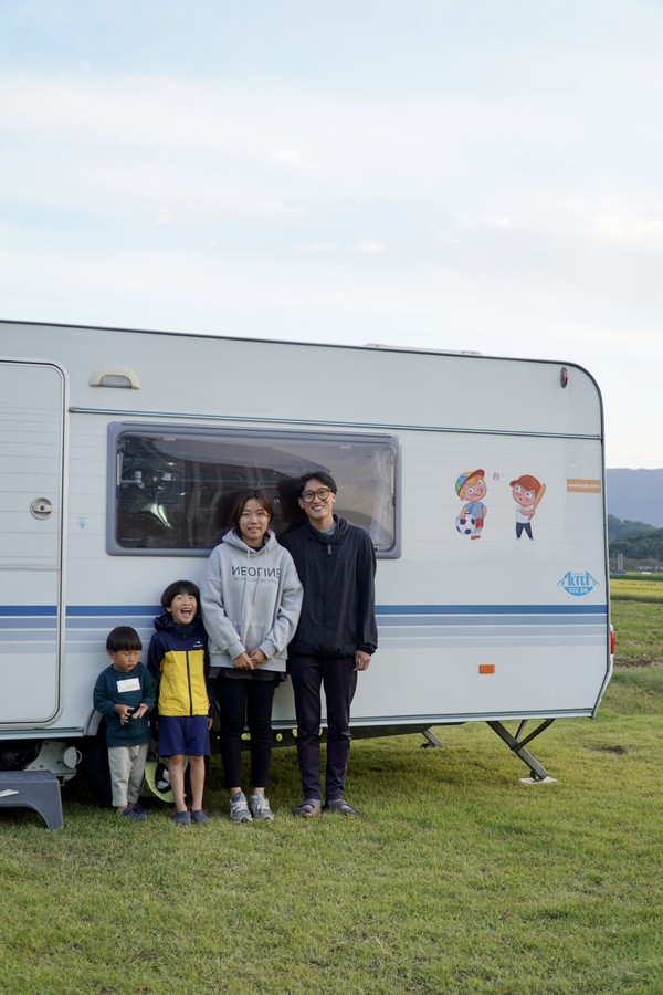 "아이가 고등학생, 대학생이 되어서 ‘엄마 아빠는 왜 서울 강남권에 못 들어갔어?’라고 물을 때 할 말이 있도록 살면 된다. 엄마 아빠와 보낸 수많은 시간, 그 좋은 기억과 추억으로 안정적인 자존감을 갖추게 할 거다. 아이들에겐 맛있는 걸 많이 먹거나 좋은 제품을 소비하는 것보다 부모와 함께 좋은 추억을 많이 만드는 게 더 좋은 교육이라고 생각한다. 아이들도 그렇게 생각하도록 지금부터 세뇌(?)시키고 있다.(웃음) 그게 진짜 좋은 거라고 생각했기 때문에 이곳에 왔다. 그리고 좋은 교육이라는 게 이제는 뭔지 잘 모르겠다. " Ⓒ복음과상황 정민호