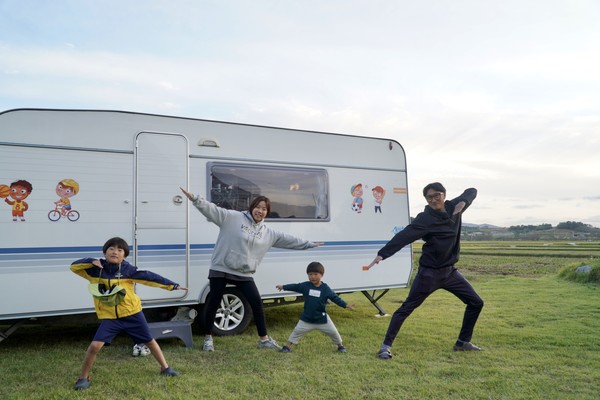 "지난 10년을 경기도 광주에서 살았는데 그곳 아파트값이 2억 원에서 6억 원까지 올랐다. 주변에 이익 본 사람이 참 많았다. 그런데 그 사람들 매일 하소연한다. 일하기 싫어 죽겠다고. 이해가 안됐다. 4억 원이면 일 열심히 안 하고도 편하게 살 수 있는데 왜 지금 멈추지 못할까? 아내에게 말했더니 “시세 차익 4억 원을 볼 수 있는 눈을 가진 사람이 왜 멈추겠냐”고 하더라. 맞는 말이다. 6억 원, 8억 원 계속 더 얻고 싶을 거다. " Ⓒ복음과상황 정민호