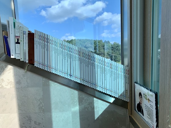 임현성 독자의 집 한곳에 비치된 복음과상황 과월호들Ⓒ복음과상황 정민호