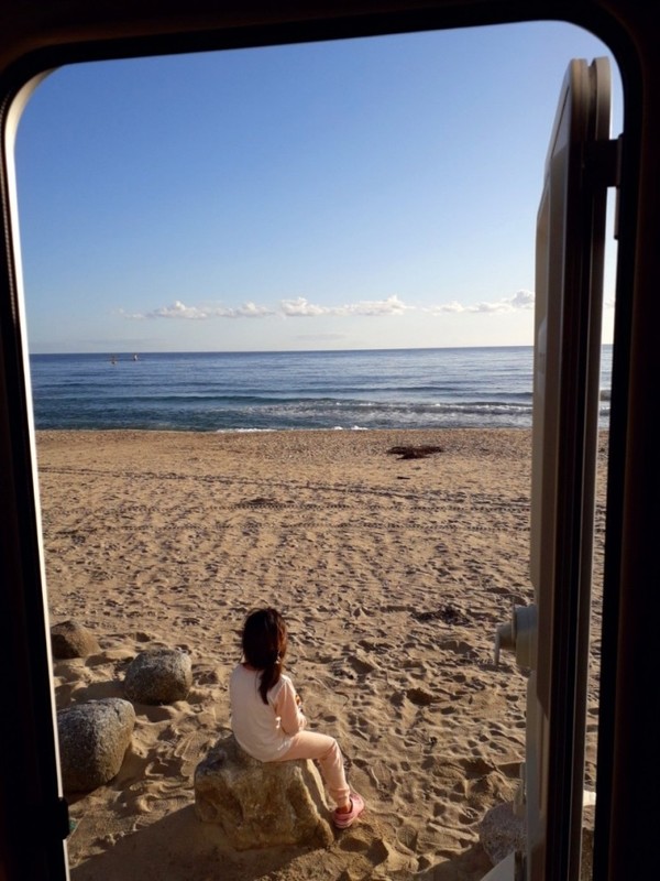 캠핑 중 아침에 일어나 바다를 보고 있는 첫째 은유. (사진: 임현성 제공) Ⓒ복음과상황 정민호