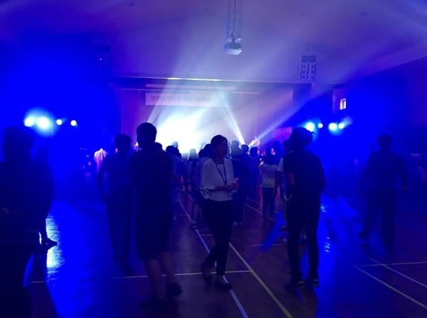 "복지관에서 일할 때 200명 발달장애인과 함께 춤추고 노래한 적 있었다. 내가 ‘판돌이’가 되어서 그분들 좋아하는 동요와 클래식으로 춤추는 분위기를 만들었다." (사진: 임현성 제공)