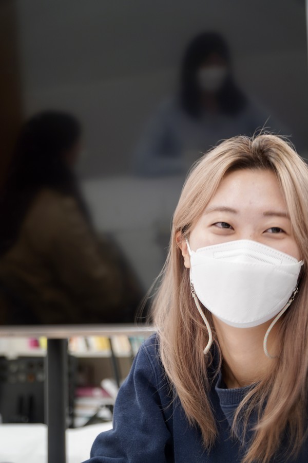 저는 집보다는 자차를 마련하는 게 꿈이에요. 캠핑카를 사서 스크린 달아놓고 방방곡곡을 누리면서 내가 만들었던 혹은 좋아하는 영화를 틀고 사람들과 얘기를 나누는 게 제 마지막 모습이었으면 좋겠어요. 머리가 새하얗게 센 할머니가 자기 집인 캠핑카를 끌고 어디론가 다니는 거죠. 그걸 ‘모터홈’이라고 부르는데, 언제 그 집을 마련할 것인지는 아직 잘 모르겠어요. (정이든 씨) ⓒ복음과상황 정민호