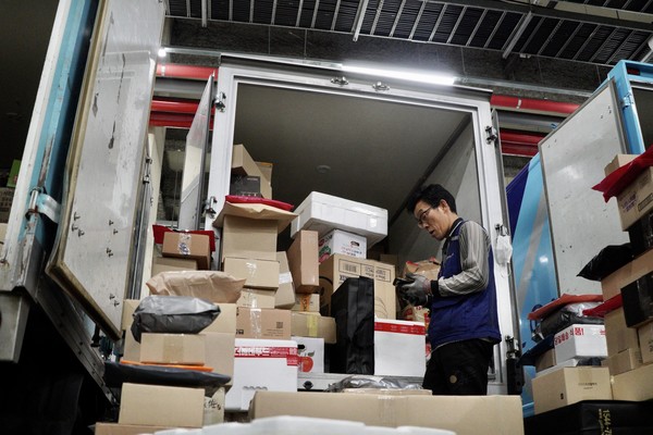 한산석 기사가 택배 상자를 화물칸 안에 정리해 넣고 있다. ⓒ복음과상황 정민호