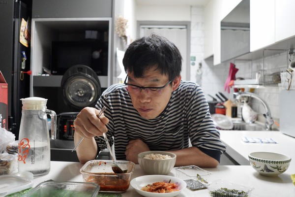 한산석 기사의 하루는 오전 5시 30분에 시작된다. 밥에 물을 말아먹고 집을 나선다. ⓒ복음과상황 정민호