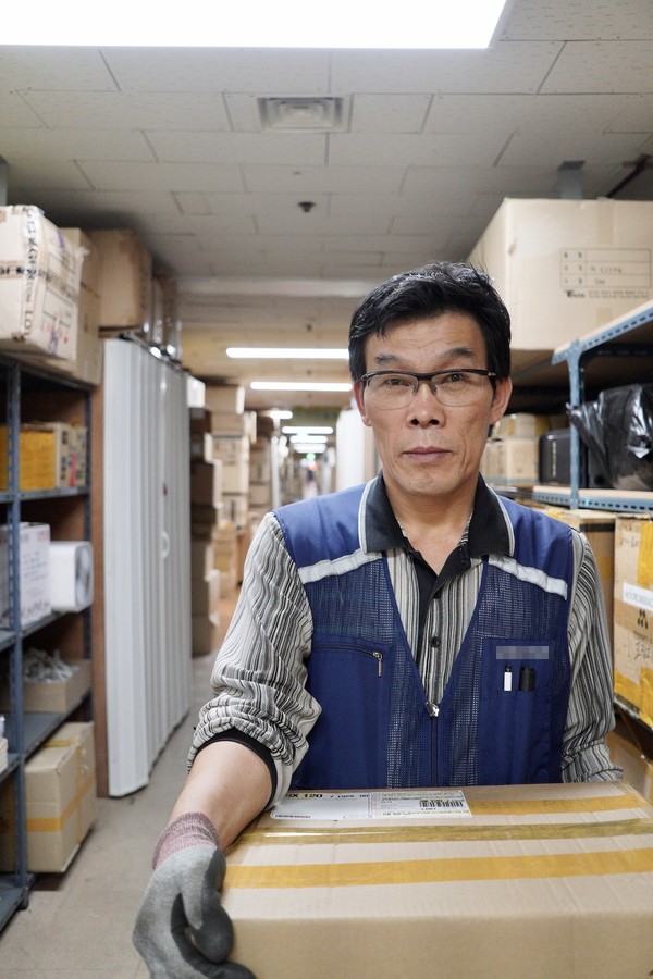 상자를 들고 있는 한산석 기사. ⓒ복음과상황 정민호