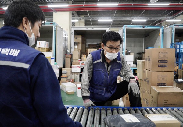 오전 7시부터 시작된 분류 작업. 택배 기사들은 빠르게 지나가는 물건 중 본인이 맡은 배송 구역에 해당하는 물건만 골라서 빼낸다. ⓒ복음과상황 정민호