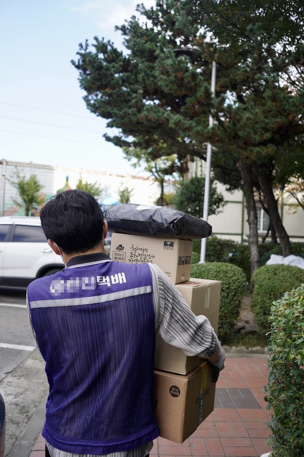 한산석 기사가 배송 작업을 하고 있다. ⓒ복음과상황 정민호