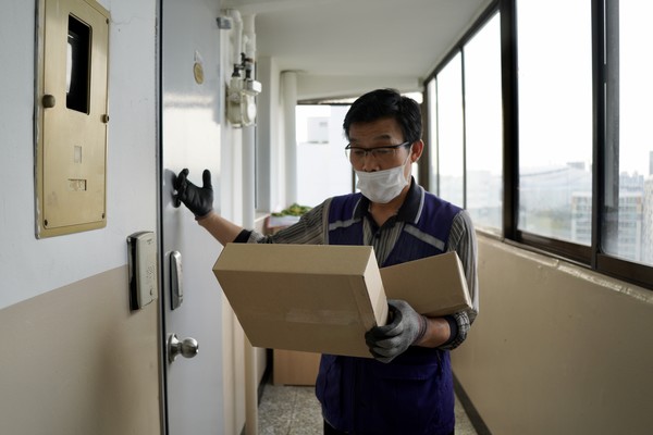 고객에게 물건을 전달하기 위해 배송지 문을 두드리고 있는 한산석 기사. ⓒ복음과상황 정민호