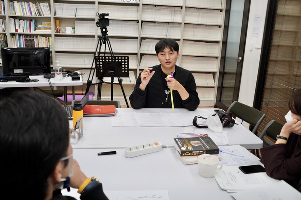 "내 성향이 진짜 내 것인지 의심하게 됐다. 내가 추구하는 것들이 누군가가 의도적으로 주입한 껍데기 같다는 생각이 들었다. 한번은 SNS에서 어떤 글을 보고 관심이 생겨서 친구에게 추천했더니 그 친구 말이 ‘내가 본 거라서 네 타임라인에 뜬 것 같다’고 하더라. 분명 나 스스로 선택한 내 의견이라 생각했는데 내 것이 아닐 수 있다는 거다." (정민호) ⓒ복음과상황 이범진 