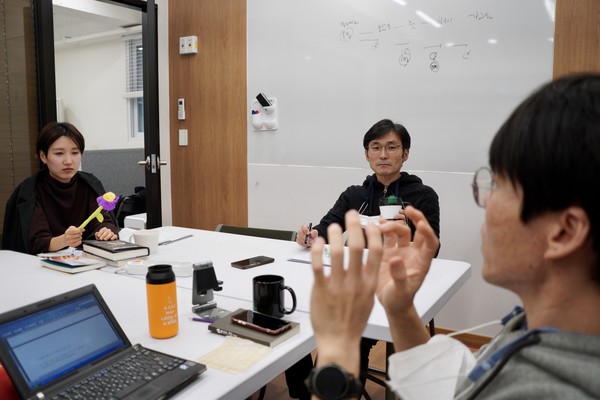 "요즘 SNS에 자주 목격되는 극단적인 주장과 갈등의 이유를 설명해주는 것 같아서 유익한 다큐였다. 학자들이 ‘SNS는 신문이나 텔레비전이 보편화되었을 때와는 차원이 다른 문제를 발생시키고 있다’고 주장하는 대목이 기억에 남는다. 사람들이 점점 즉각적인 감정 반응에 따라 움직이고, 깊이 생각하지 않고 판단하는 유형으로 변화되고 있다는 언급도 무섭게 다가왔다. 이런 현상의 결과로 민주주의의 파괴와 내전을 언급하는데, 폭발 직전에 있는 우리 사회의 모습과 겹치면서 쉽게 접근할 문제는 아니라는 생각이 들었다. 거창하게 들릴 수 있는데, 인류 역사와 인간 본성을 진지하게 살펴야 하는 때 같다."  (이범진) ⓒ복음과상황 정민호 