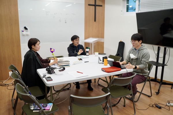 "거의 모든 이슈가 리트머스 시험지가 된다. 나처럼 체질적으로 애매모호한 입장을 취하는 사람은 발 디딜 틈이 없다. 1-2년 사이에 유독 심해진 것 같은데, 이번에 다큐를 보면서 왜 그런지 정리가 되었다. 요즘 어르신들 말투가 일베 말투로 바뀌고 있다. 그런 분들과 소통할 때, 왜 설복시키지 못할까 분한 적도 많았는데 요즘은 꼭 설득해야 하는 건지 의심하고 있다. 예를 들어, 정치 의제와 담론이 가족관계를 담보로 걸 정도로 정말 중요한 진리의 영역일까? 아닌 것 같다. 앞서 다혜 기자가 얘기했듯, 거대 담론에 빠져 미시적 관계를 망치는 것이 지혜로운 선택은 아닌 듯하다." (이범진) ⓒ복음과상황 정민호 