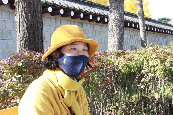 “목사님 어떡하죠, 전 믿음이 없나 봐요. 사람들은 피 흘려가며 싸우고 있는데 교회는 잠잠하고 하늘만 바라보며 하나님 사랑만을 외치고 있어요. 옛날엔 수요예배 금요예배 다 갔는데 요즘엔 주일예배도 못 드리고 있어요.” 그러니까 목사님이 “집사님, 이게 예배예요” 하시는 거예요. 우리가 하는 일이 예배라고요. 끝나고 나서는 밥을 사주시는데 “집사님, 우리는 성찬을 하고 있는 거예요”라고도 하셨어요. 일상에서 우리가 하는 행동이 예배라는 말씀이었죠. 눈물 나게 감사했고, 당시 제게 큰 위로로 다가왔어요.  ⓒ복음과상황 김다혜