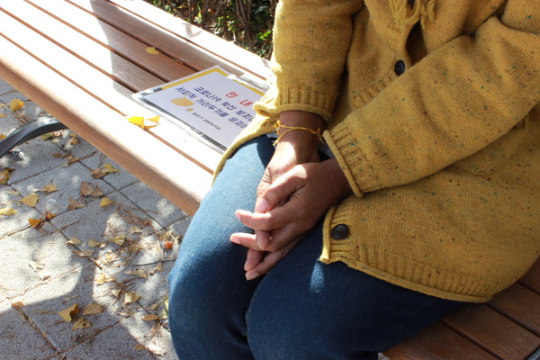 "여전히 진척은 없는데 가족들이 옛날만큼 전방에서 안 싸운다는 거죠. ‘지금 진상규명이 안 되는 게 정치권 때문만이겠냐, 제대로 똑바로 안 싸우는 부모들 때문이다’라고 공격해요. 저는 거기에 더 가슴이 아픈 거죠. 시간이 갈수록 사람들은 세월호 사건을 외면하고, 함께했던 이들도 가족들을 공격하니까요." (이하 조미선 독자) ⓒ복음과상황 김다혜