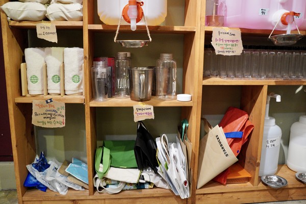 교인들이 가져온 장바구니와 용기들 ⓒ복음과상황 김다혜