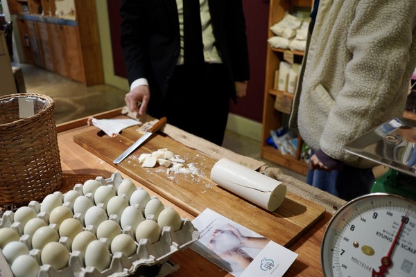 원하는 만큼 썰어서 무게를 재고 가져갈 수 있는 비누. ⓒ복음과상황 정민호
