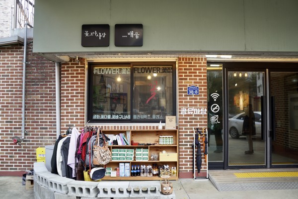 교회 입구에 위치한 공유마당. 필요한 물건을 가져가거나 안 쓰는 물건을 갖다둘 수 있다. ⓒ복음과상황 정민호