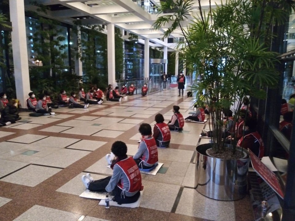 LG트윈타워에서 전면 파업 중인 청소노동자들 (사진: LG트윈타워 청소노동자 집단해고 사태해결을 위한 노동시민사회단체 공동대책위원회 제공)<br>