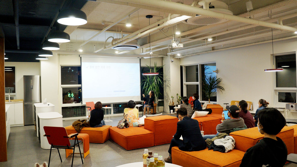 섀도우캐비닛 세미나실에서 기획강좌가 진행 중인 모습. (사진: 섀도우캐비닛 홈페이지)