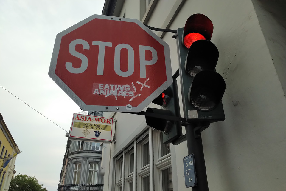 교차로의 ‘STOP’ 표지판 밑에 누군가 붙이고 간 ‘eating animal’이라는 스티커 (사진: 필자 제공)