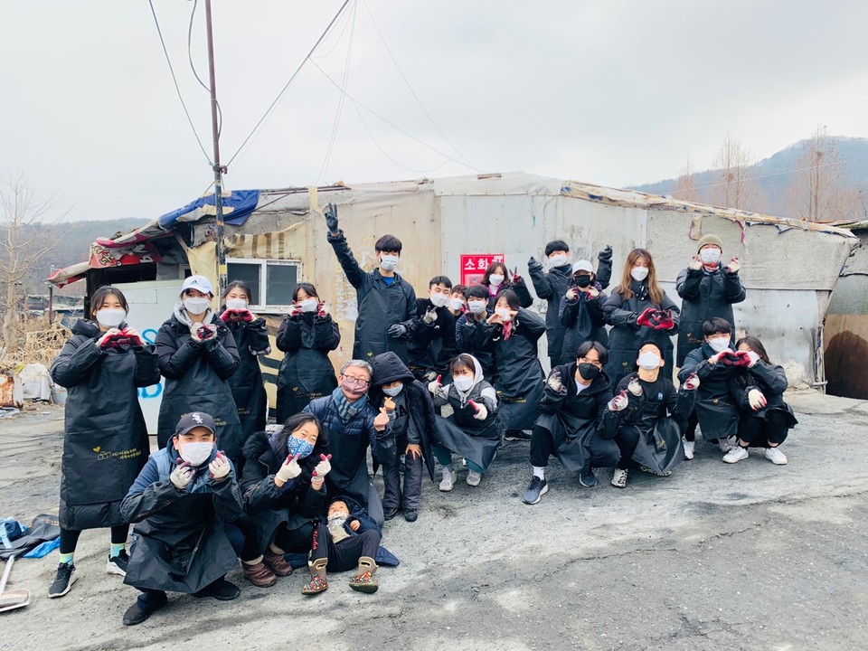 지난 2월 연탄나눔 봉사활동에 참여한 걷는교회. (사진: 필자 제공)